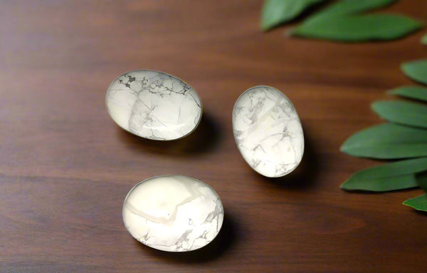 Howlite palm stones